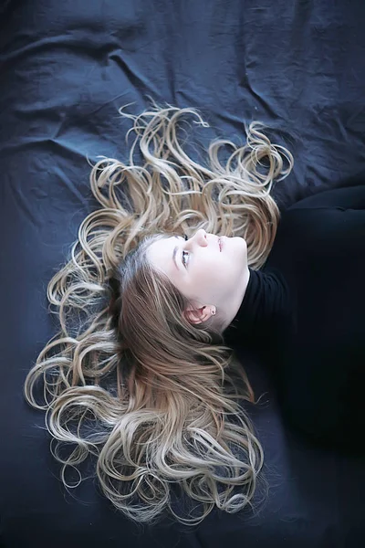 Blondes Langhaarportrait Sexy Model Posiert Mit Langen Haaren Schönes Mädchen — Stockfoto