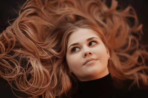 Bionda Capelli Lunghi Ritratto Modello Sexy Posa Con Capelli Lunghi — Foto Stock