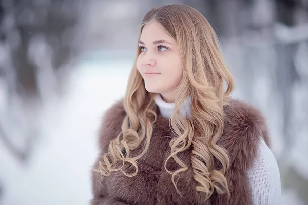 Χειμωνιάτικο Ξανθό Νεαρό Μοντέλο Ξανθό Μακριά Όμορφα Μαλλιά Ποζάροντας Χειμερινή — Φωτογραφία Αρχείου