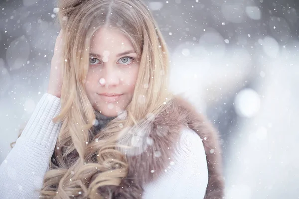 Inverno Loira Jovem Modelo Adulto Loira Com Longo Cabelo Bonito — Fotografia de Stock