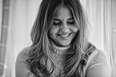 kız portre piercing burun / model sarışın genç burnunda bir yüzük ile poz, kız hipster