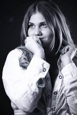 sarışın uzun saç portre / seksi model uzun saçlı poz, stüdyoda güzel kız