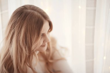 Seksi yetişkin bir kızın kış portresi. Kar yağan mevsimlik soğuk bir portre. Güzel bir model.