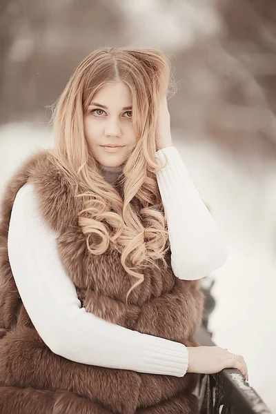 Inverno Bionda Giovane Modella Adulta Bionda Con Lunghi Bei Capelli — Foto Stock