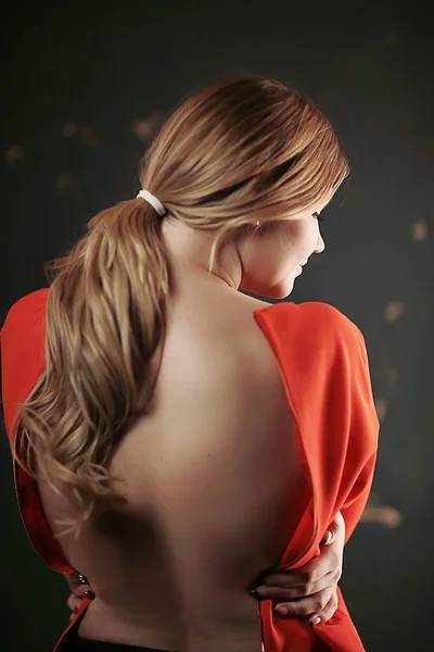 Arkadan Kız Modeli Görünümü Güzel Seksi Sarışın Çıplak Geri Çıplak — Stok fotoğraf