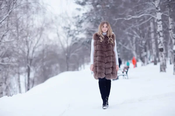 Fille Dans Gilet Fourrure Promenades Hiver Extérieur Adulte Jeune Modèle — Photo