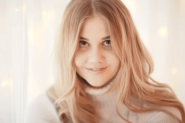 Портрет Дівчини Пірсинг Ніс Модель Блондинка Молода Позує Кільцем Носі — стокове фото