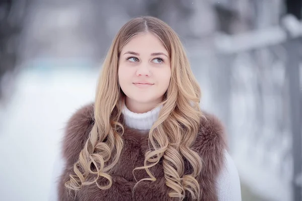 女孩在毛皮背心走在冬天外面 成年年轻模特在冬天的衣服毛皮 — 图库照片