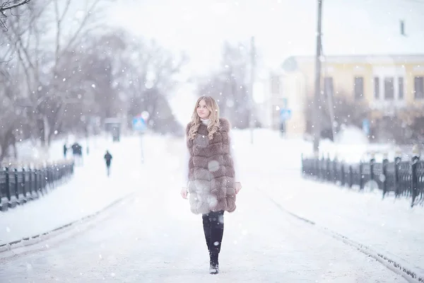 Χειμωνιάτικο Ξανθό Νεαρό Μοντέλο Ξανθό Μακριά Όμορφα Μαλλιά Ποζάροντας Χειμερινή — Φωτογραφία Αρχείου