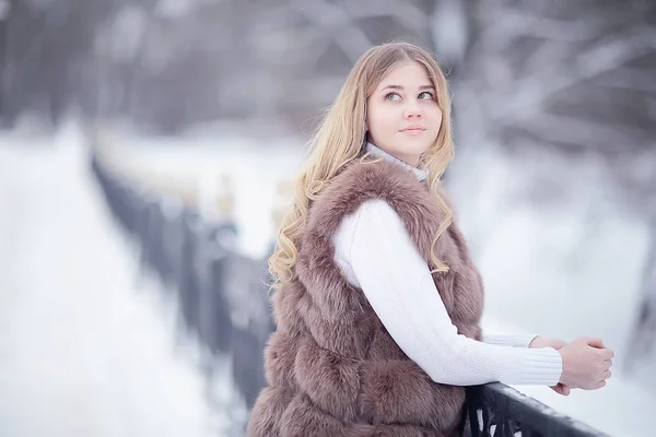 Ragazza Gilet Pelliccia Passeggiate Inverno Fuori Adulto Giovane Modello Inverno — Foto Stock