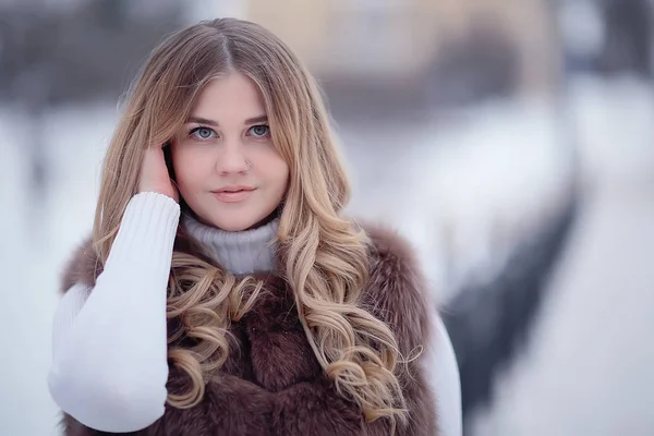 Lány Egy Prémes Mellény Sétál Télen Kívül Felnőtt Fiatal Modell — Stock Fotó