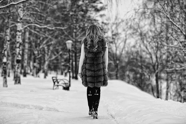 Caminhar Parque Inverno Menina Natal Modelo Bonito Posando Estação Inverno — Fotografia de Stock