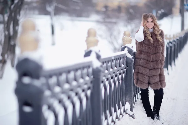 Promenad Vinterpark Christmas Girl Vacker Modell Poserar Vintersäsongen Walk City — Stockfoto