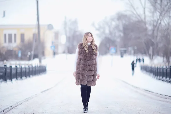 Promenade Dans Parc Hiver Fille Noël Beau Modèle Posant Dans — Photo