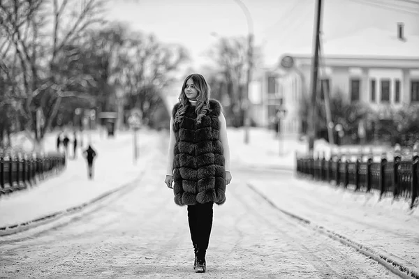 Wandeling Een Winter Park Kerst Meisje Mooi Model Poseren Het — Stockfoto