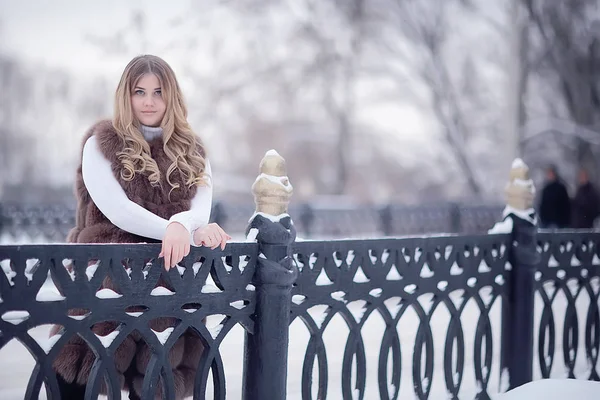 Fille Dans Gilet Fourrure Promenades Hiver Extérieur Adulte Jeune Modèle — Photo