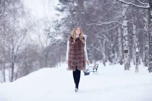 Flicka Päls Väst Går Vintern Utanför Vuxen Ung Modell Vinterkläder — Stockfoto