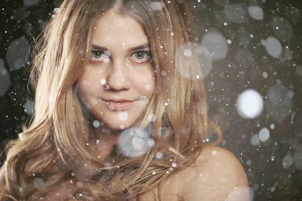冬の肖像画のセクシーな大人の女の子 季節の冷たい肖像画とともに雪 美しいモデルポーズ 長いブロンドの髪 — ストック写真