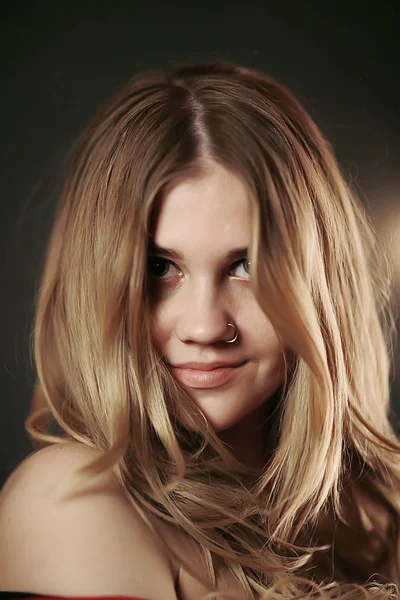 Blonde Lang Haar Portret Sexy Model Poseren Met Lang Haar — Stockfoto