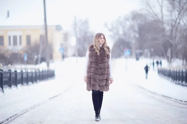 Promenad Vinterpark Christmas Girl Vacker Modell Poserar Vintersäsongen Walk City — Stockfoto