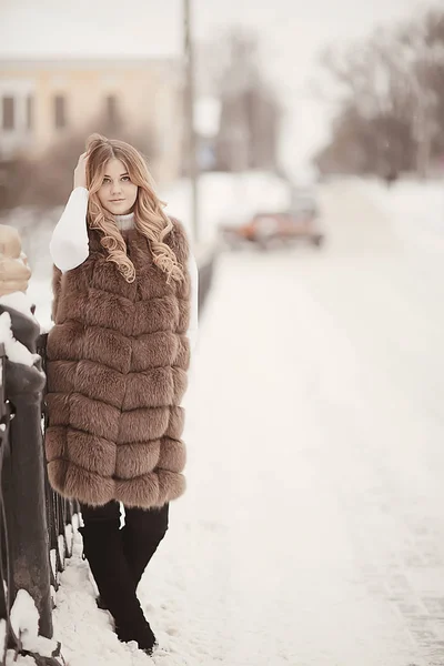 Ragazza Gilet Pelliccia Passeggiate Inverno Fuori Adulto Giovane Modello Inverno — Foto Stock