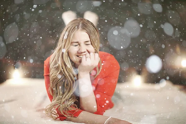 一个性感的成年女孩的冬季肖像 季节性的冷肖像 漂亮的模特姿势 长长的金发 — 图库照片