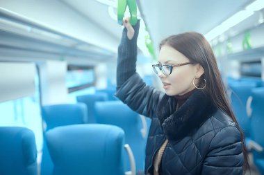 gözlük kış kız kar / şehirde soğuk gün, soğuk kış gözlüklü güzel model genç kadın