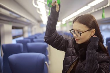 kız bir tren / kış taşıma oturur, bir yetişkin kız seyahat tren penceresinin yanında oturur