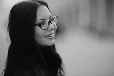 kız kış indirimler alışveriş / kentsel bir ortamda kış giysileri genç yetişkin güzel model