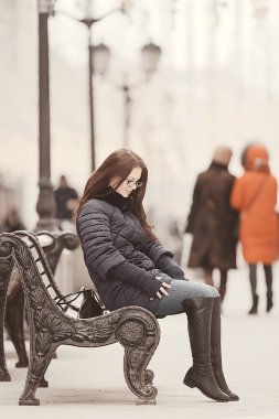 kış şehirde bir ceket kız / yorgunluk stres noel işleri kavramı