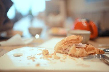 bir kafede çay / modern bir kafe, genç bir yetişkin model çay içme ve elinde bir fincan tutan içme kız