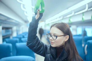 kız bir tren / kış taşıma oturur, bir yetişkin kız seyahat tren penceresinin yanında oturur