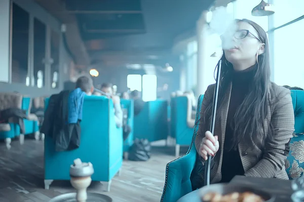Felnőtt Lány Dohányzik Vízipipa Egy Kávézó Modern Belső Dohányzás Füst — Stock Fotó