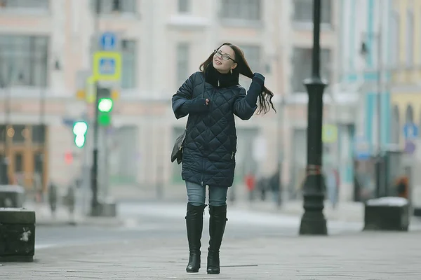 Chica Abrigo Ciudad Invierno Concepto Fatiga Estrés Tareas Navidad — Foto de Stock