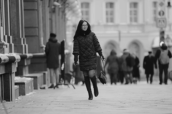 冬の街のコートを着た女の子 疲労ストレスクリスマスの雑用の概念 — ストック写真