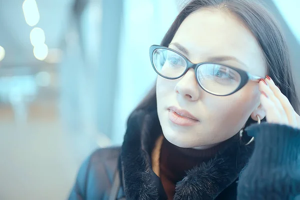 Óculos Inverno Menina Neve Dia Frio Cidade Bela Modelo Jovem — Fotografia de Stock