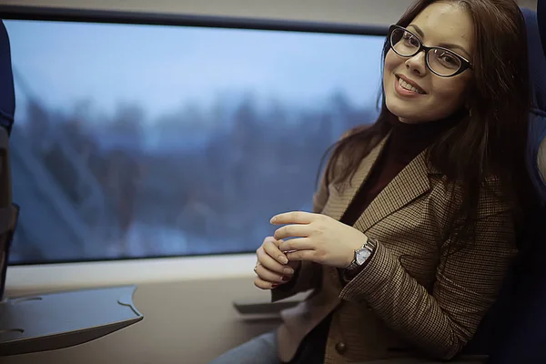 Mädchen Sitzt Zug Wintertransport Ein Erwachsenes Mädchen Sitzt Zugfenster — Stockfoto