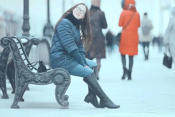 Девушка Пальто Зимнем Городе Концепция Усталого Стресса — стоковое фото