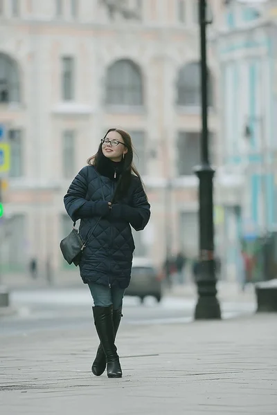 Дівчина Модель Дорослих Пальто Зимовій Прогулянці Місті Різдвяні Канікули Міський — стокове фото
