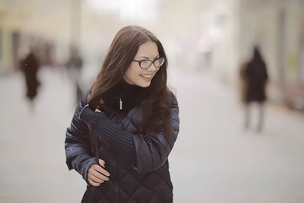 Adulto Modello Ragazza Cappotto Una Passeggiata Invernale Città Natale Vacanza — Foto Stock