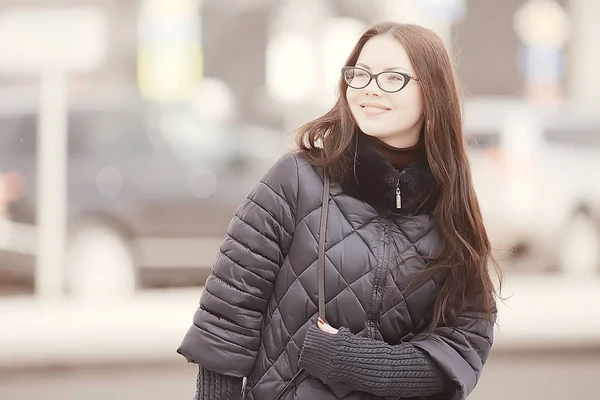 Brýle Zimní Sníh Studený Den Městě Krásná Mladá Žena Brýlemi — Stock fotografie