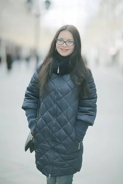 Okulary Zima Dziewczyna Śnieg Zimny Dzień Mieście Piękny Model Młoda — Zdjęcie stockowe