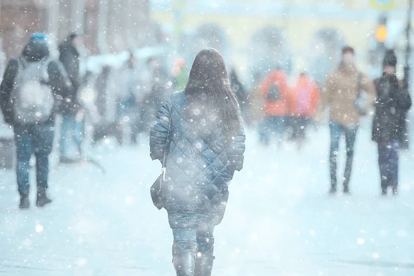 Κορίτσι Ένα Παλτό Στην Πόλη Του Χειμώνα Έννοια Της Κόπωσης — Φωτογραφία Αρχείου