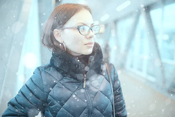 Glasögon Vinter Flicka Snö Kall Dag Staden Vacker Modell Ung — Stockfoto