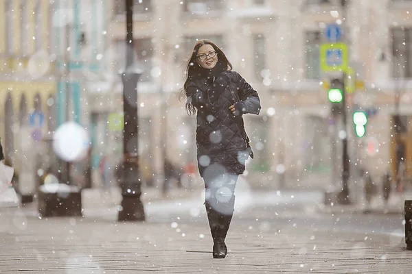 Óculos Inverno Menina Neve Dia Frio Cidade Bela Modelo Jovem — Fotografia de Stock