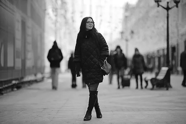 Fată Model Adult Într Haină Plimbare Iarnă Oraș Turul Orașului — Fotografie, imagine de stoc