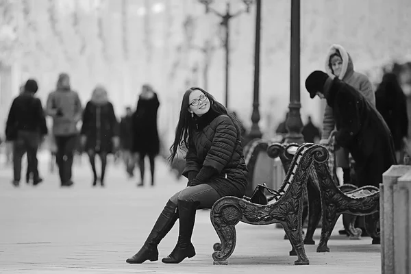 Adulto Modello Ragazza Cappotto Una Passeggiata Invernale Città Natale Vacanza — Foto Stock