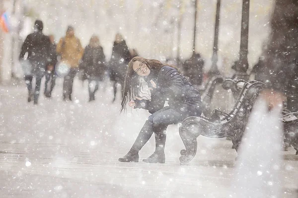 Kış Şehirde Bir Ceket Kız Yorgunluk Stres Noel Işleri Kavramı — Stok fotoğraf