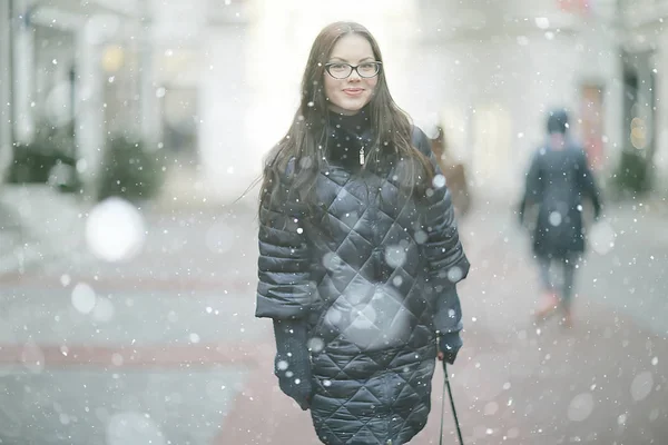 Volwassen Model Meisje Een Jas Een Winterwandeling Stad Kerst Vakantie — Stockfoto