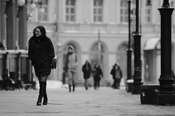 Fată Model Adult Într Haină Plimbare Iarnă Oraș Turul Orașului — Fotografie, imagine de stoc